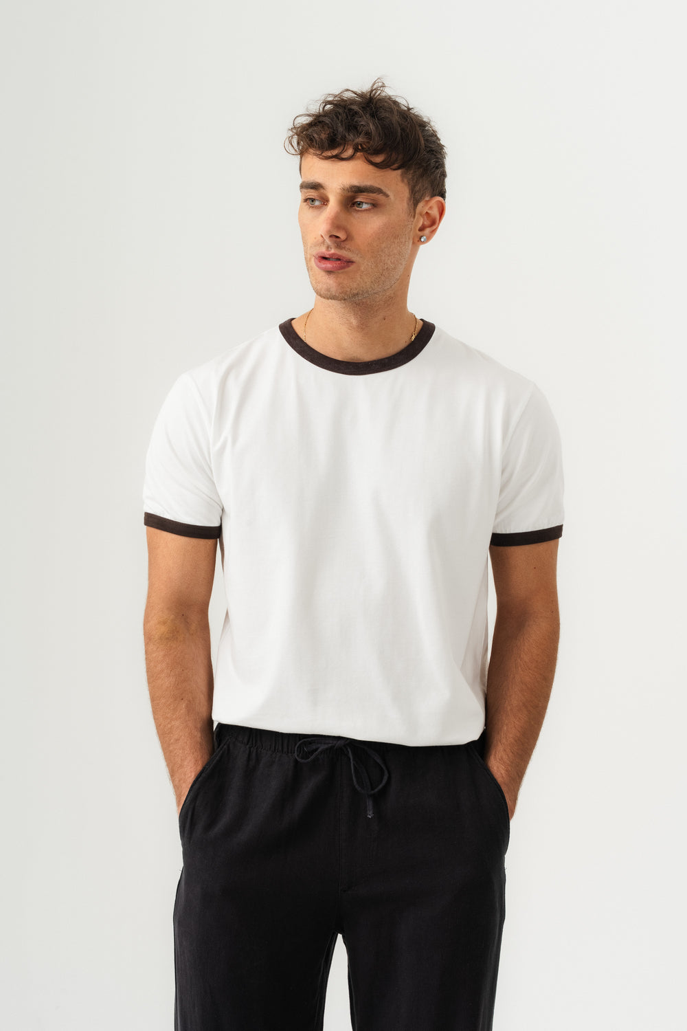 UNISEX YAKA KOL YIKAMA DETAYLI REGULAR FIT BASIC TİŞÖRT BEYAZ-KAHVE