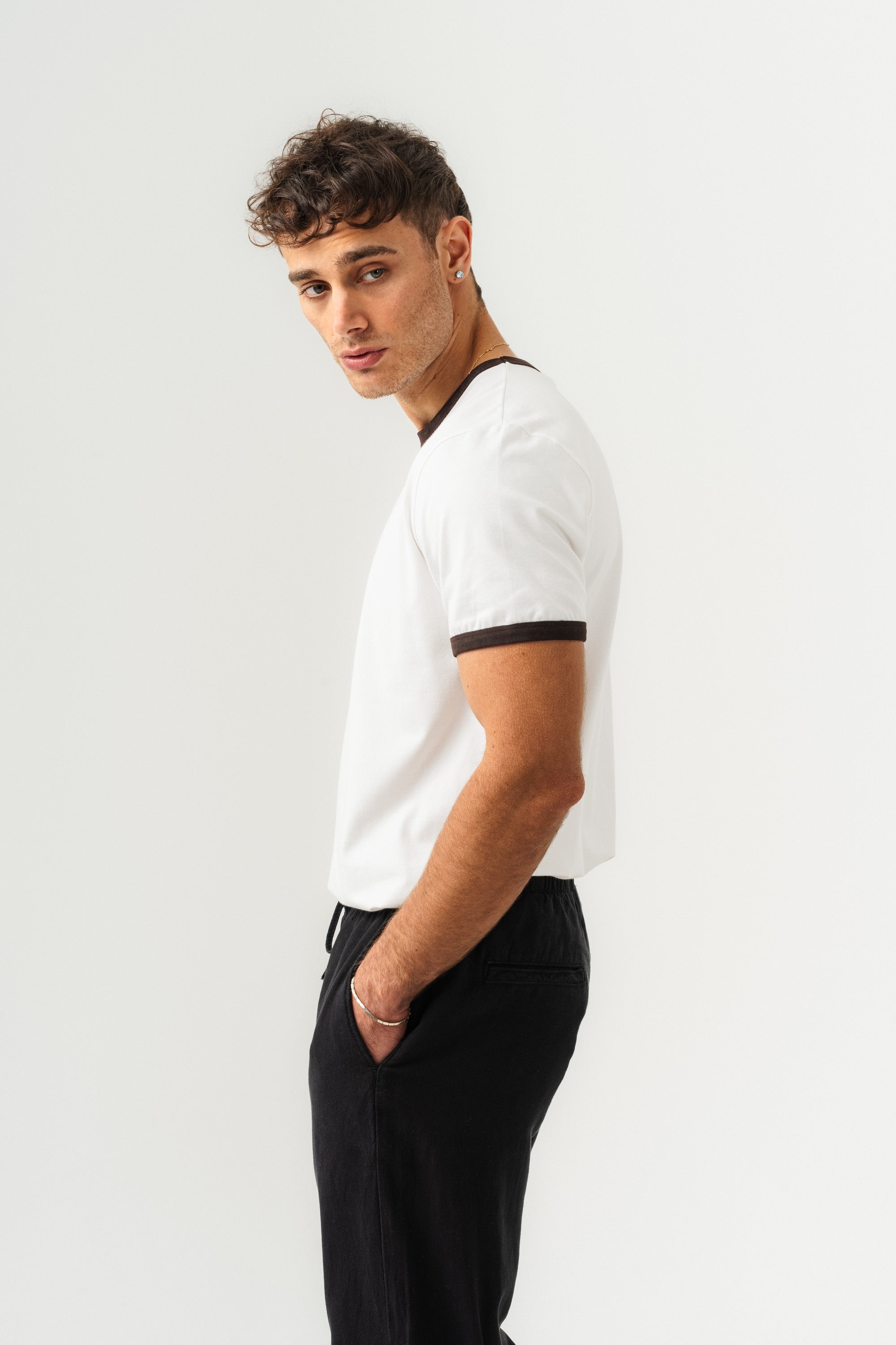 UNISEX YAKA KOL YIKAMA DETAYLI REGULAR FIT BASIC TİŞÖRT BEYAZ-KAHVE