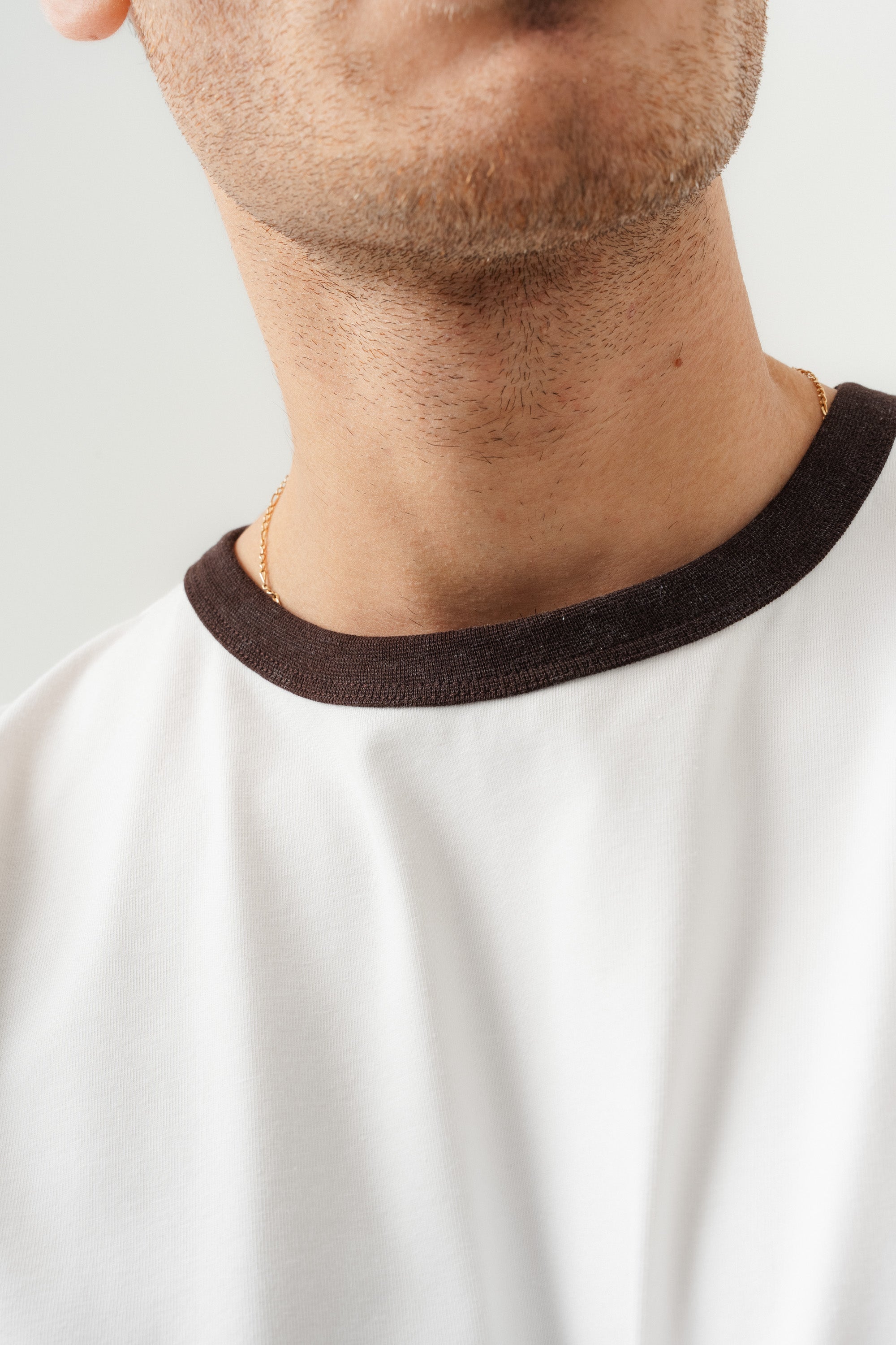 UNISEX YAKA KOL YIKAMA DETAYLI REGULAR FIT BASIC TİŞÖRT BEYAZ-KAHVE-4