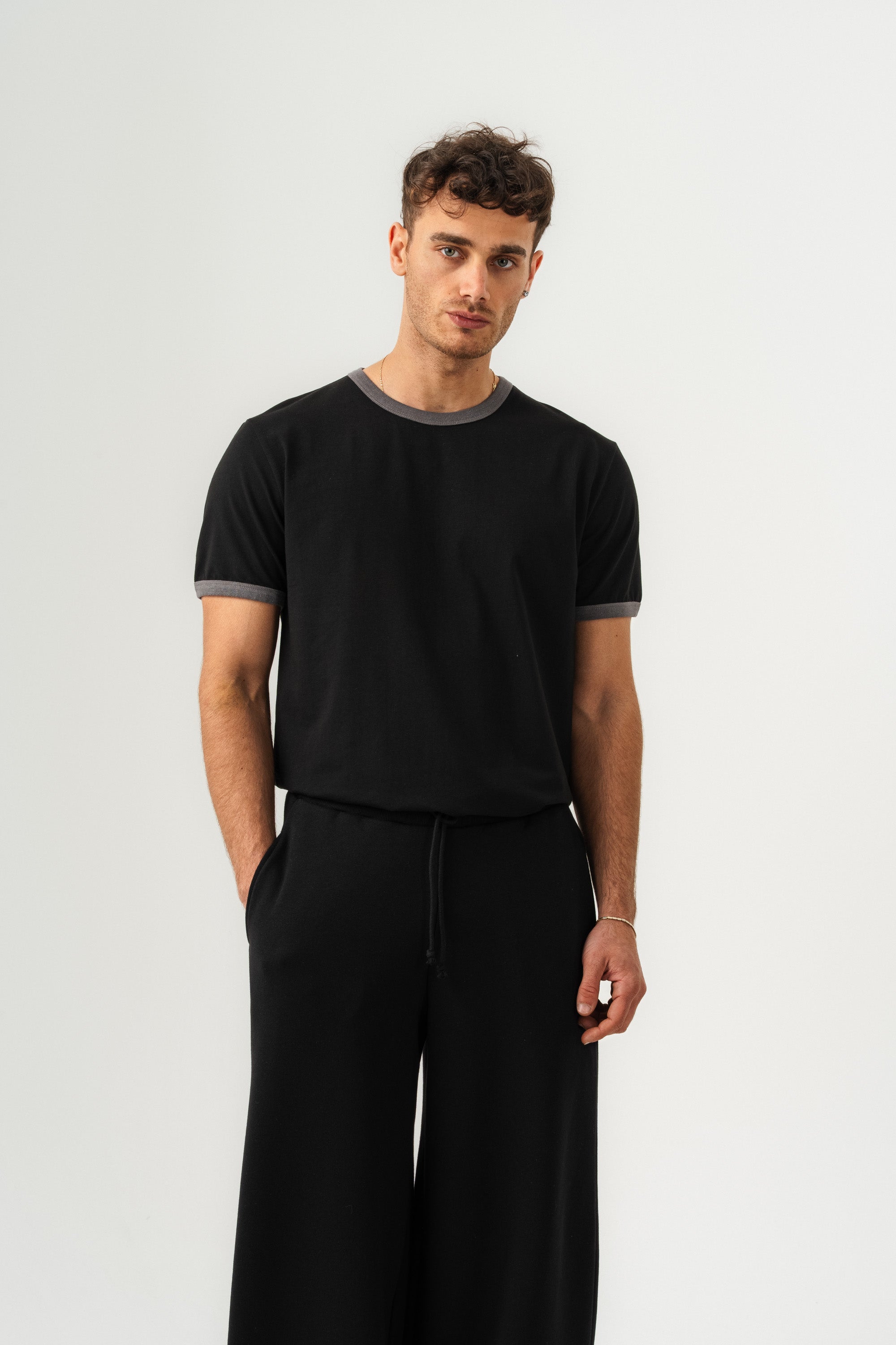 UNISEX YAKA KOL YIKAMA DETAYLI REGULAR FIT BASIC TİŞÖRT SİYAH-GRİ-6