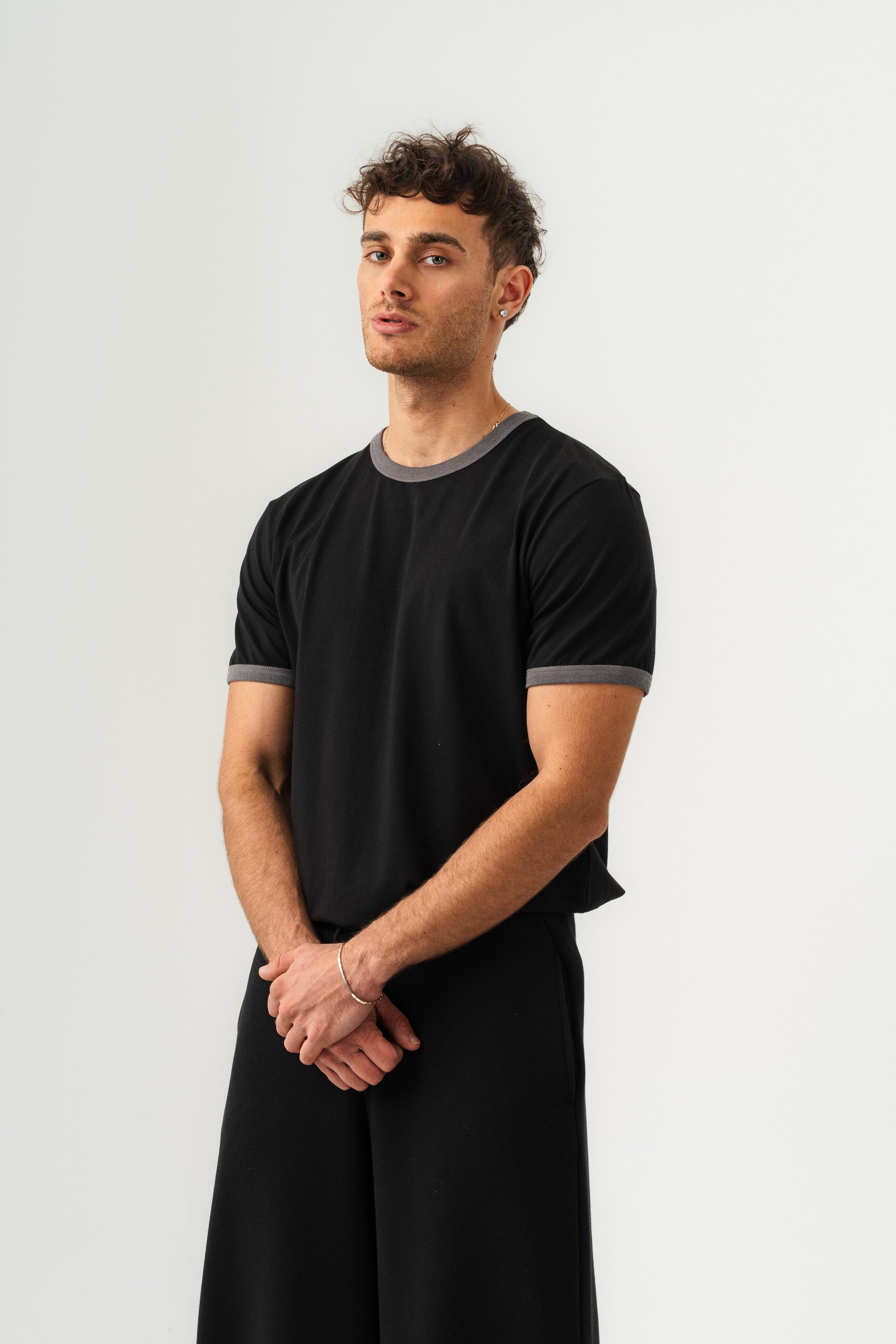 UNISEX YAKA KOL YIKAMA DETAYLI REGULAR FIT BASIC TİŞÖRT SİYAH-GRİ