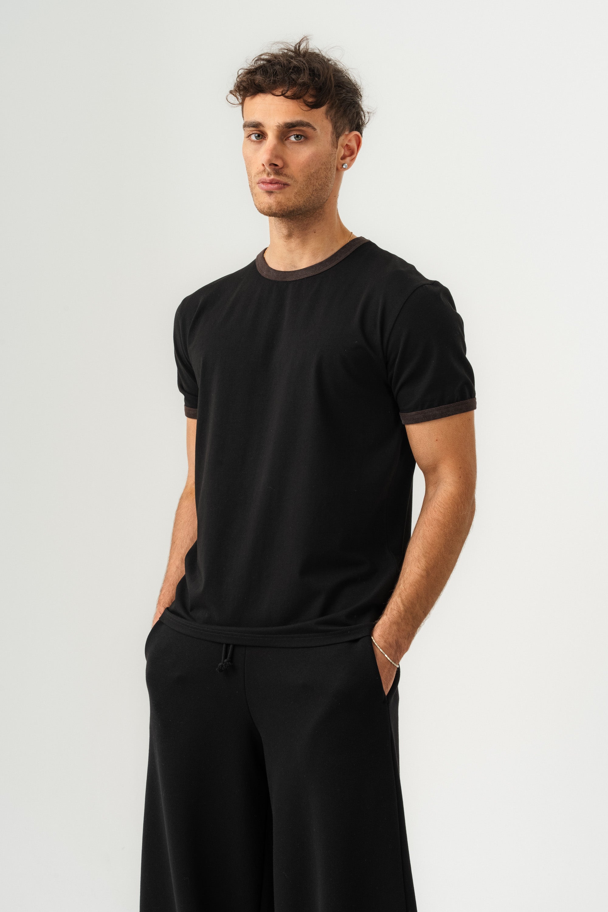 UNISEX YAKA KOL YIKAMA DETAYLI REGULAR FIT BASIC TİŞÖRT SİYAH-KAHVE-2