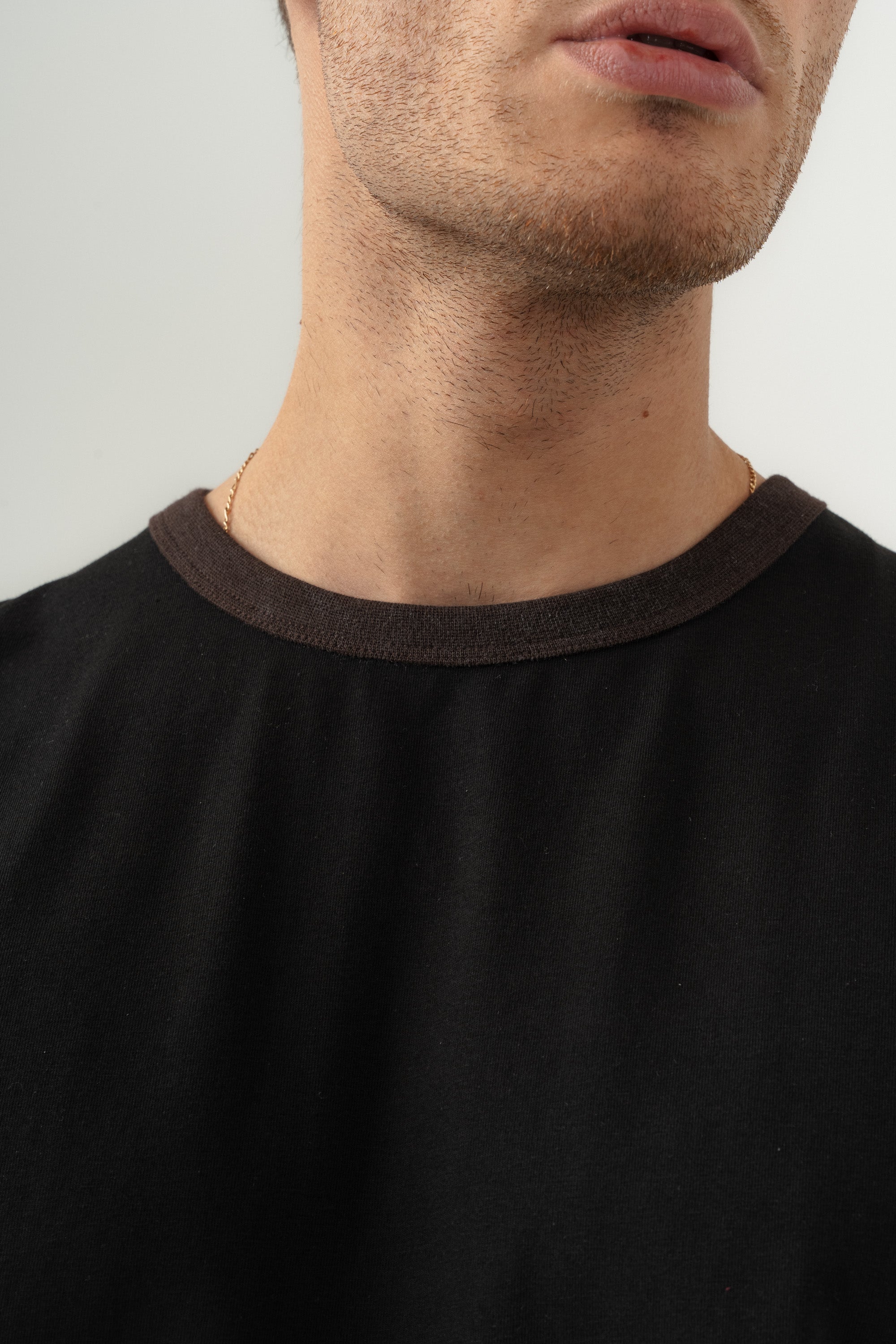 UNISEX YAKA KOL YIKAMA DETAYLI REGULAR FIT BASIC TİŞÖRT SİYAH-KAHVE-4